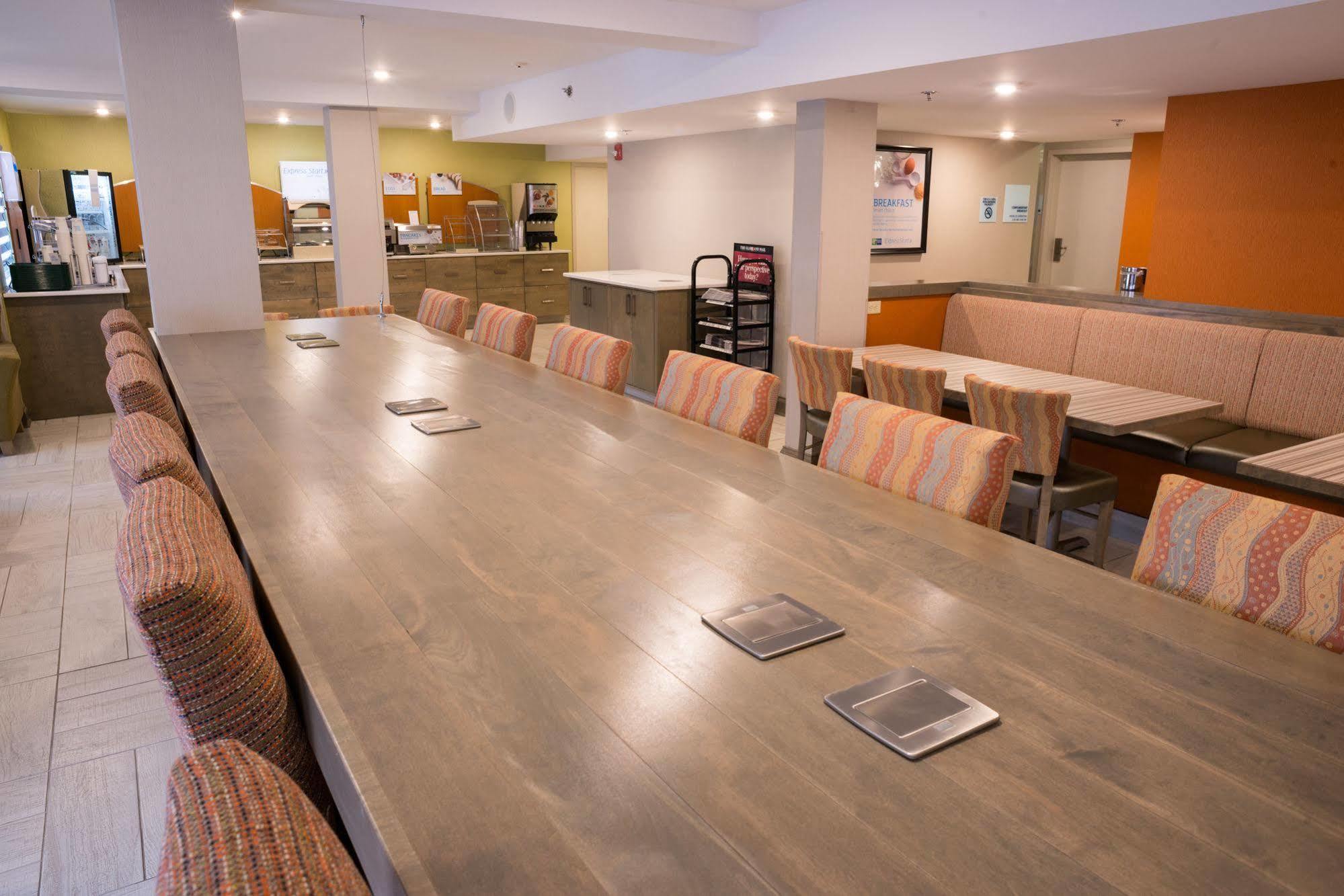 Holiday Inn Express Hotel & Suites Uptown Fredericton By Ihg Exterior foto